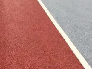 彩色透水瀝青地坪基層處理：比普通透水地坪更強調 “透水性 + 平整度”